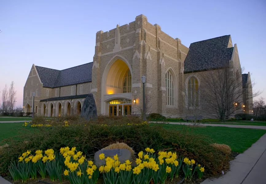 caroline song实话实说,学校的宗教氛围真的很浓,大部分同学都是天主