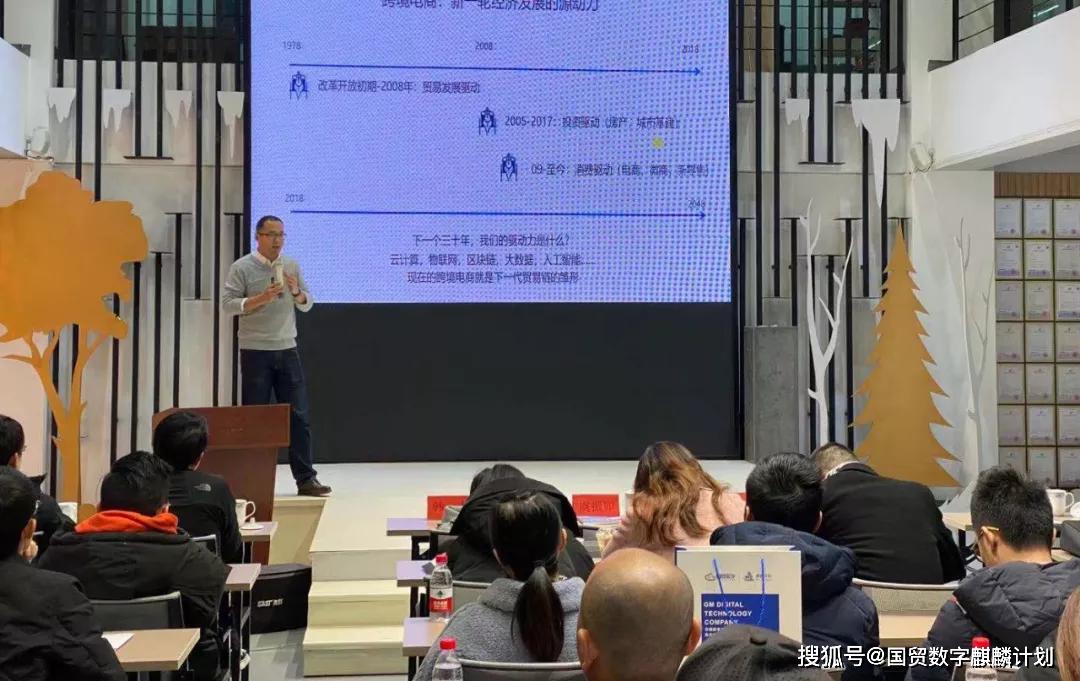 长兼总经理卢成南带领副县长林杰一行人参观了位于三楼的永嘉"麒麟阁"