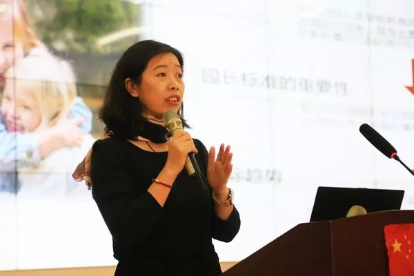 西安交大幼儿园的王颖妮,贾佳,唐加坤,周明4位老师为蓝