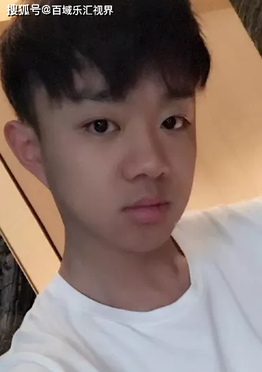 影子的这位扮演者叫王一夫,他是余庆年剧组的副导演