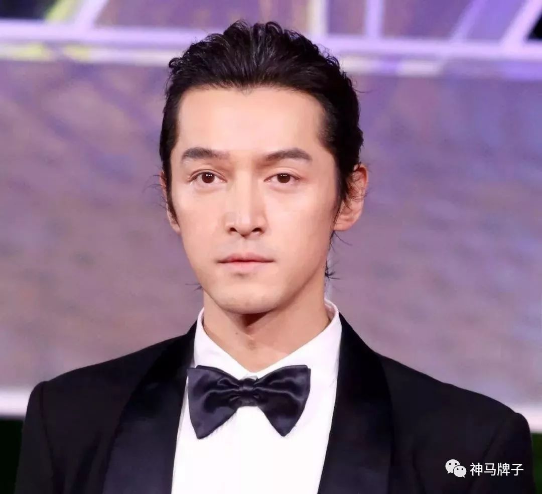 这种油头,也是近几年胡歌出席隆重场合的时候最常梳的发型.