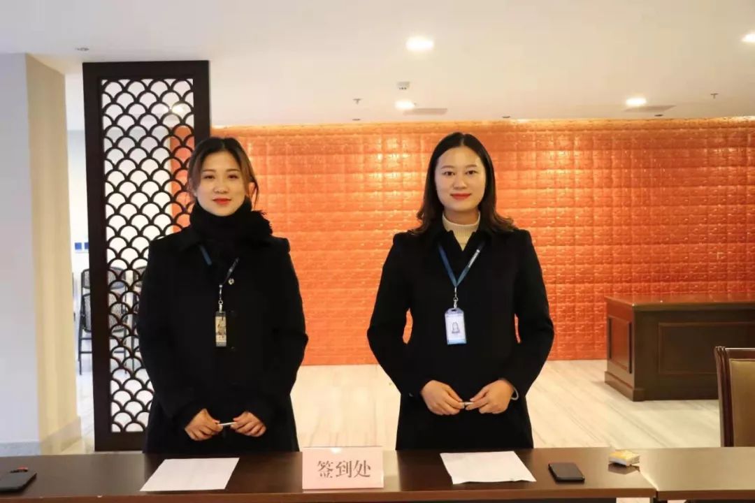 02接站车辆提前抵达,导游部伍洋引导学员有序登车.