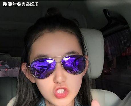 蒋依依戴眼镜,也遮挡不了她的少女感,这种彩色的眼镜明显就是少女心