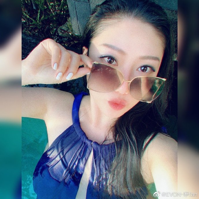 1/ 12 近日,上海申花门将李帅的妻子周伊凡晒出一组旅行照,,显示她与