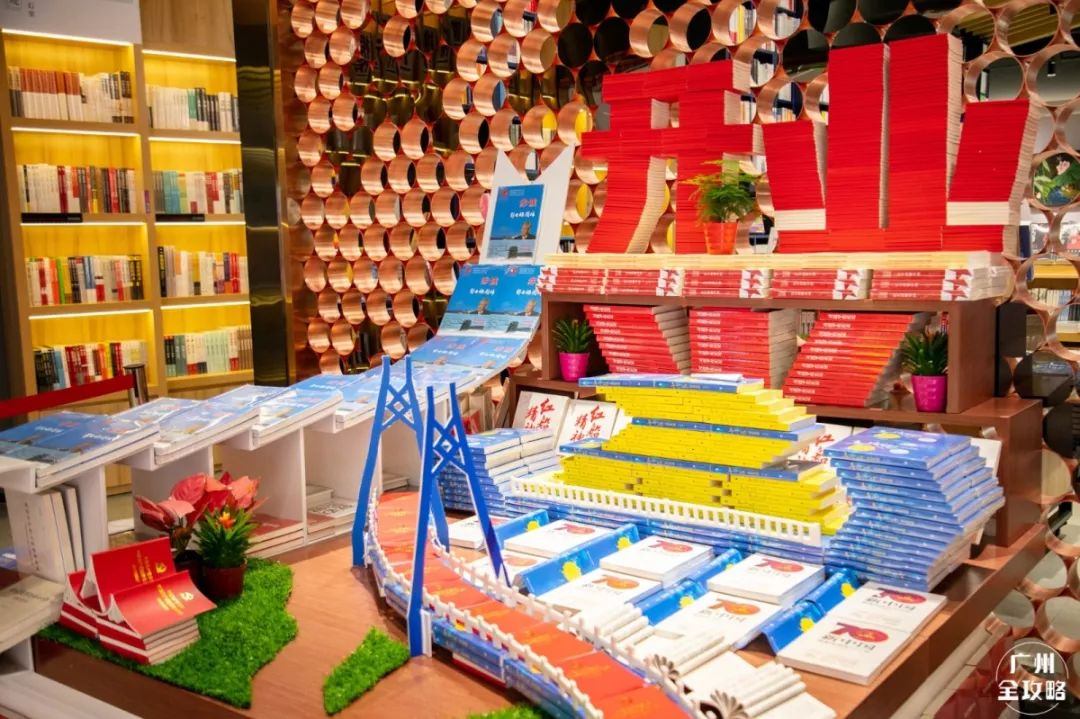 归来的宣言巨型的"木书"展台呈现出一幅崭新画卷漫步踏进门口创意的