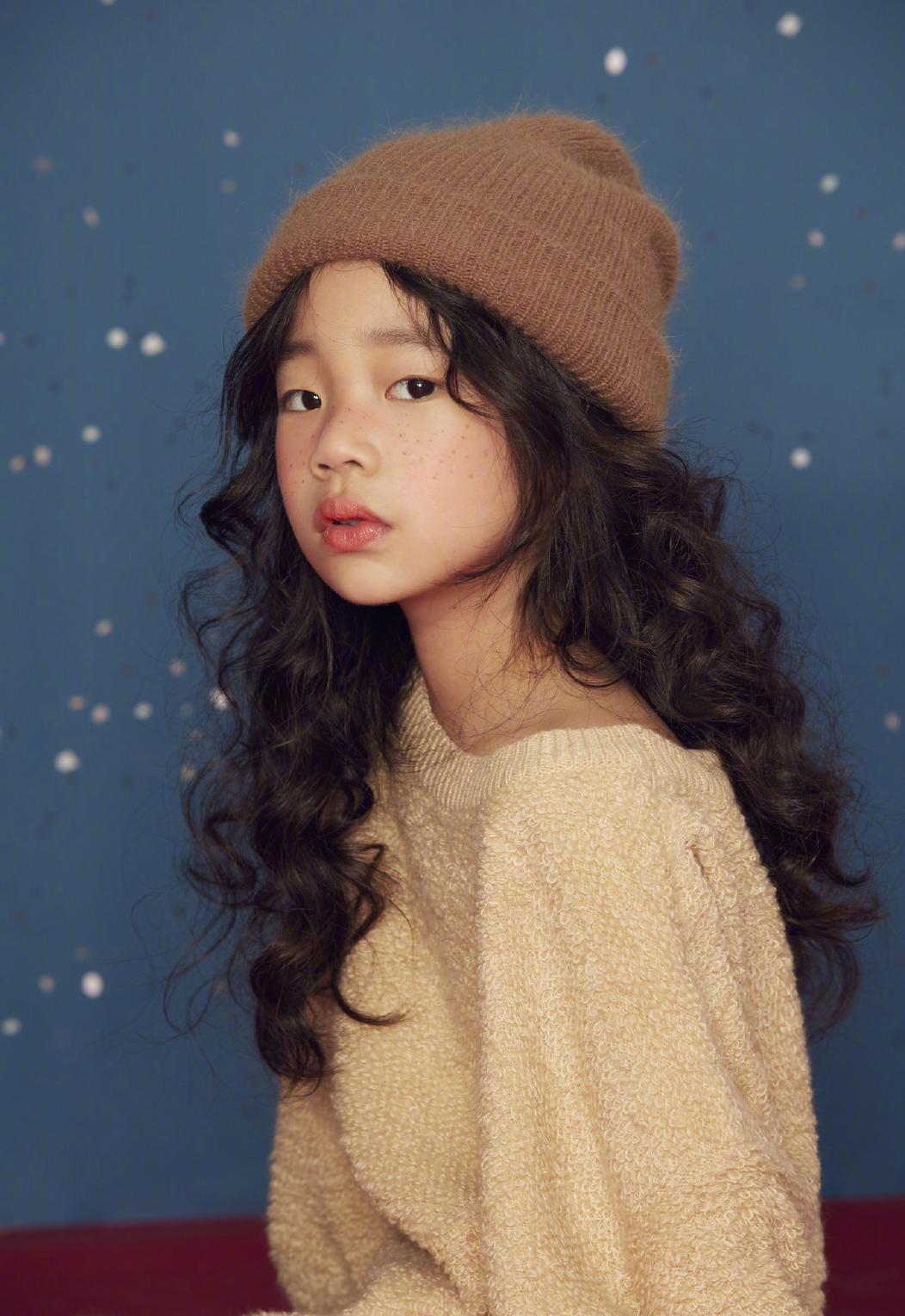 原创小s女儿合体出镜拍广告,许韶恩温柔知性,许老三雀斑妆鬼马可爱