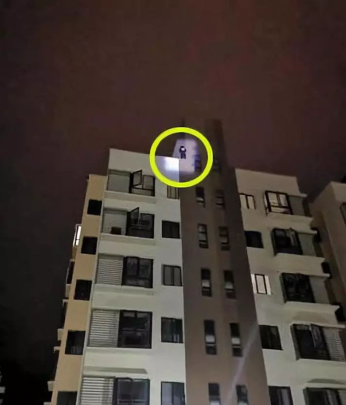 和妈妈吵架后,贵州12岁男孩独自爬上楼顶