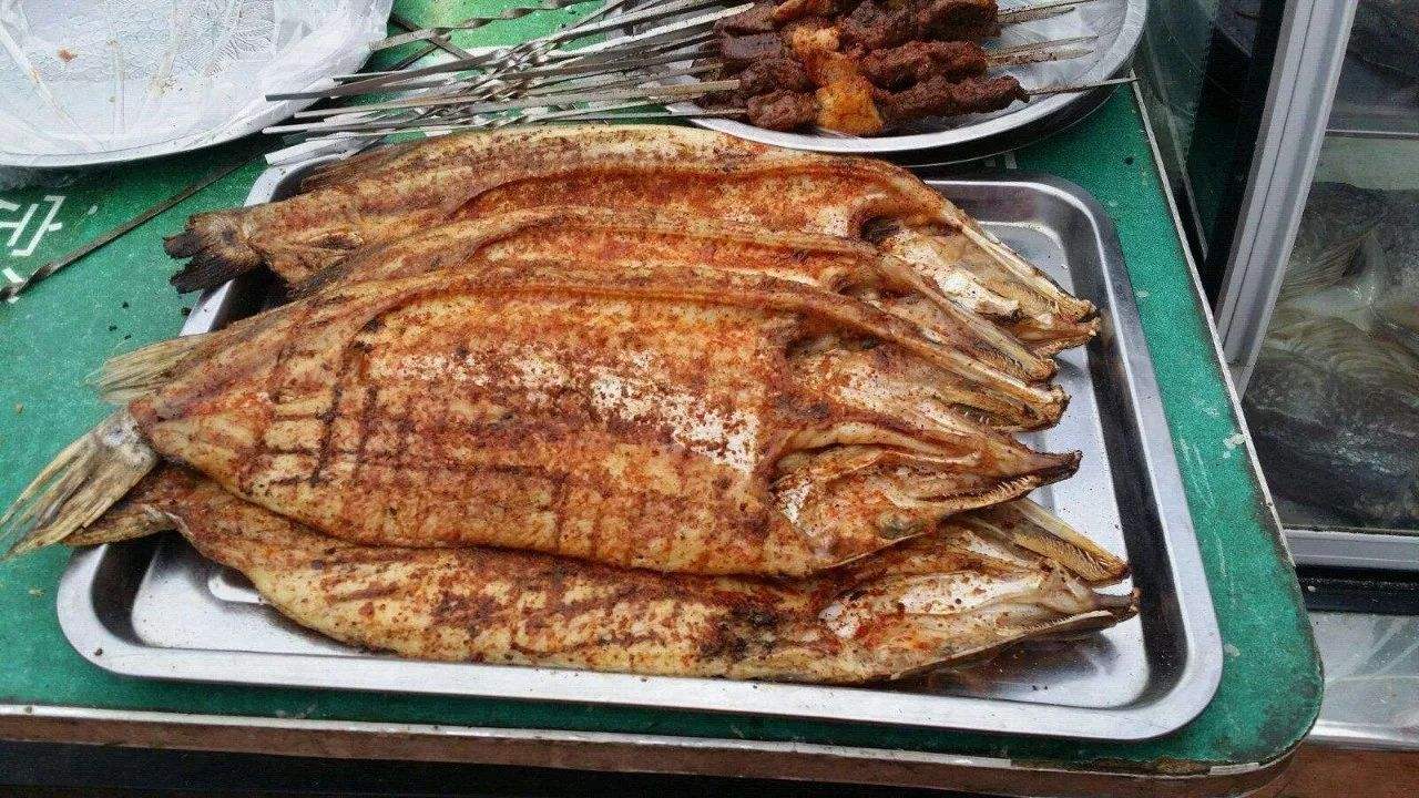 布尔津的烤狗鱼当地也算是招牌菜了,狗鱼是额尔齐斯河的特产,肉质鲜美