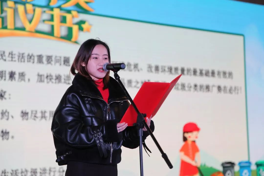 签订垃圾分类承诺书启动镇海"垃圾分类全民行动日"活动孙大海副区长为