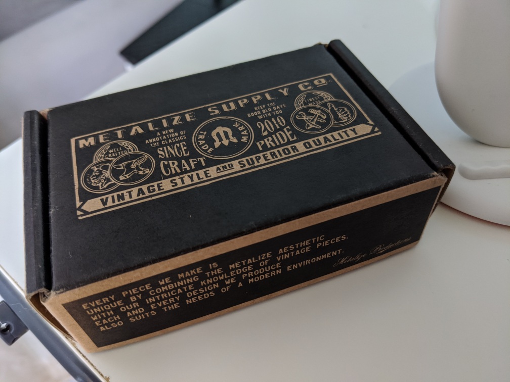 纸盒时脑子里联想的其实是生化危机里装子弹的包装盒……不得不说这