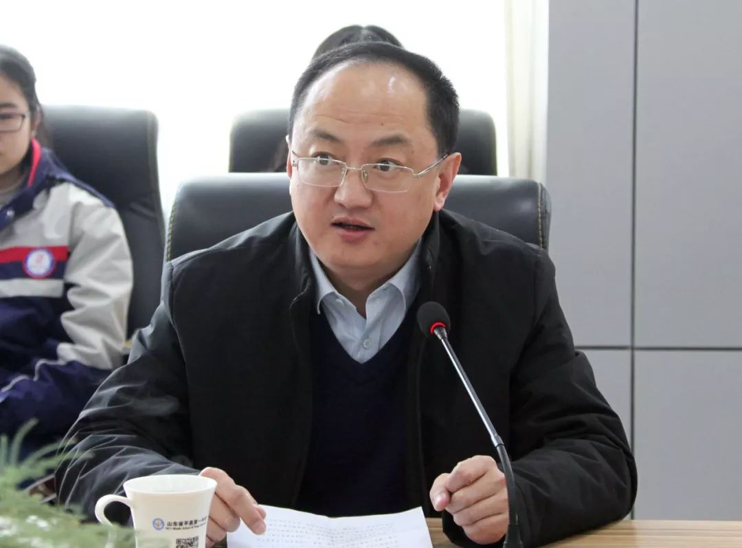 平邑一中党总支书记,校长王继峰发表了热情洋溢的欢迎讲话.