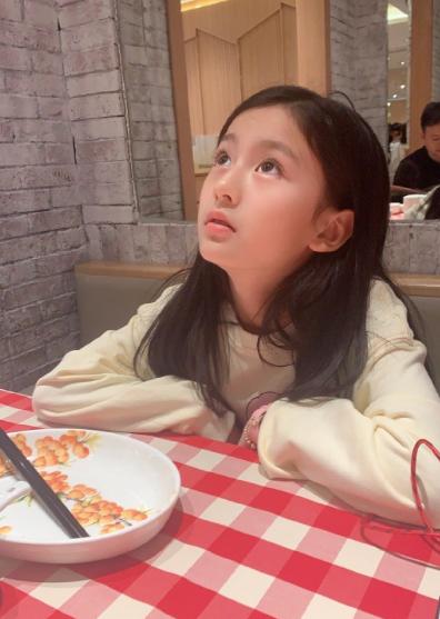 她因太漂亮被王思聪关注,7岁被tfboys宠,被禁止整容如今成女神_刘楚恬