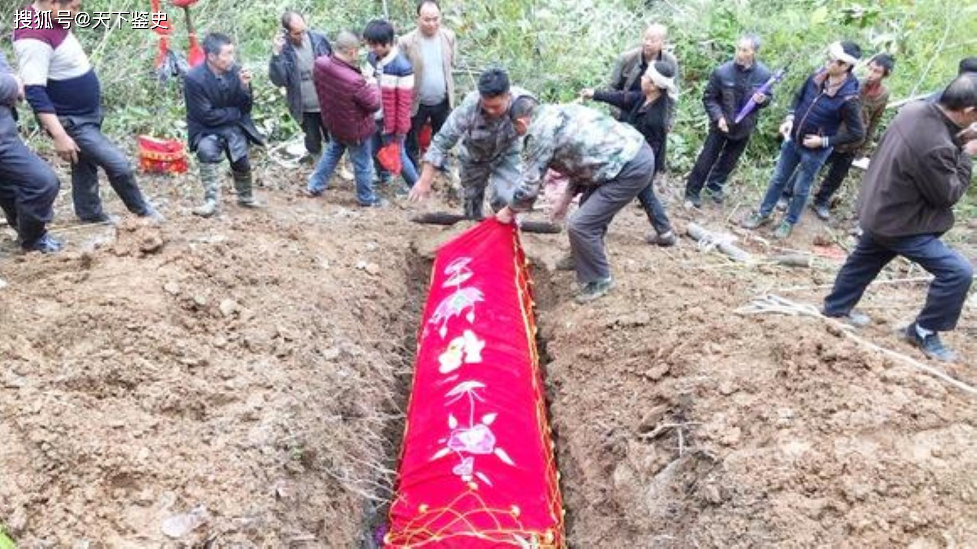 原创内蒙古挖出华丽血棺,开棺时流淌出神秘液体,专家大喊:快走!