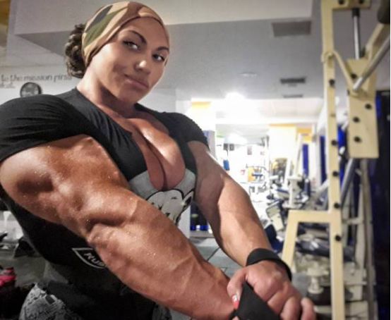 这个女人就是来自俄罗斯的举重运动员,娜塔莎,因为发达的肌肉而走红