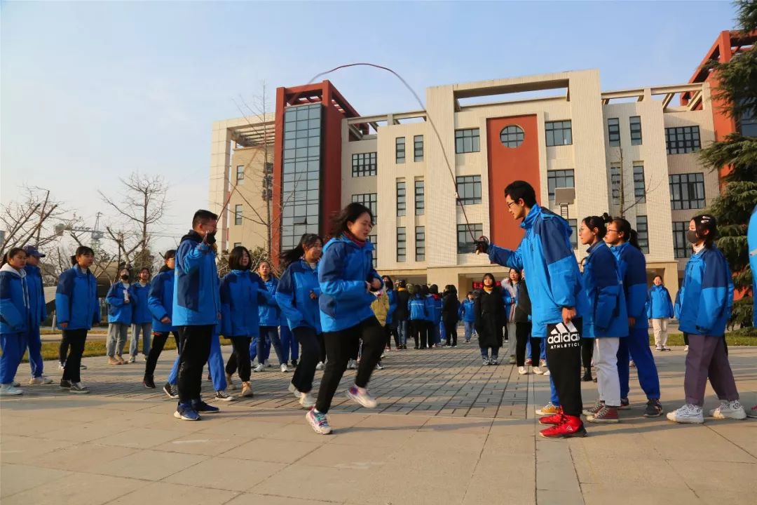 绳彩飞扬舞寒冬一中校园添活力西飞一中举行高一高二年级跳绳比赛