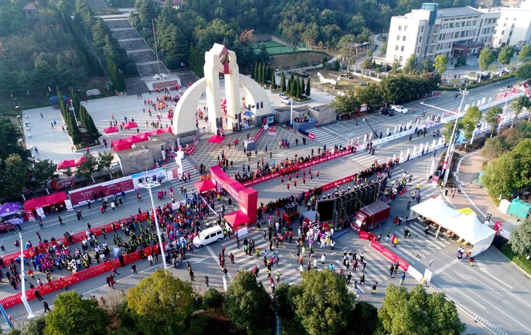 每年12月25日9时许,湖南省"薪水传承""跑进新时代"健身长跑赛在韶山市
