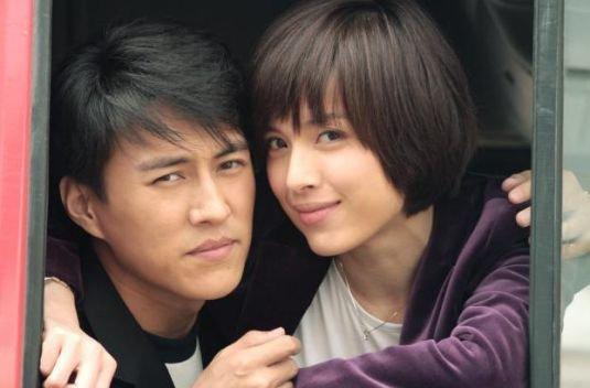 剧中的贺涵难得到婚姻,唐晶让他苦苦追求却没有结果,而生活中的靳东