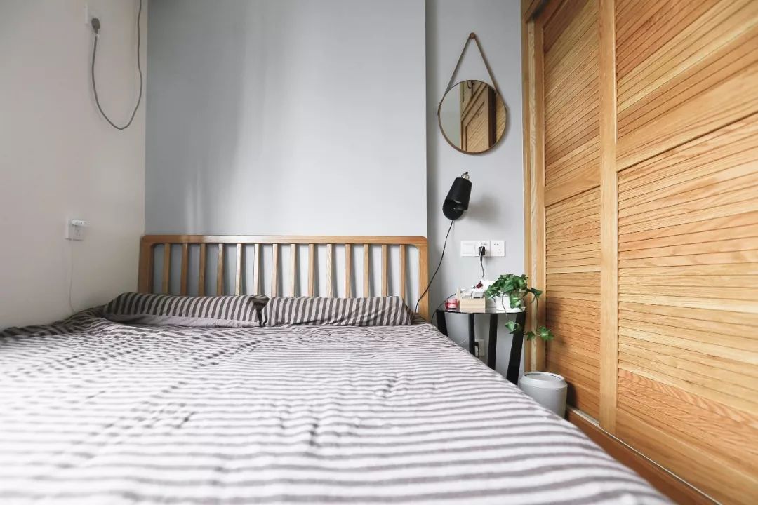 面积小的卧室床靠墙布置实用宽敞舒适