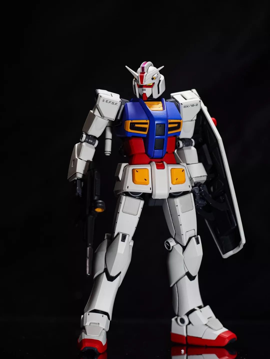 尽管是清素涂装,g40高达涂装完摆出来是真的有点帅