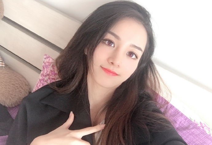 lpl新晋美女解说李芳艺蕾:长相似混血 曾参加最强大脑