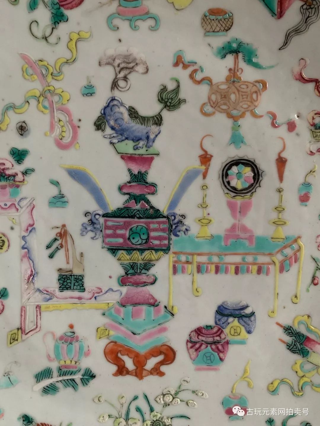 盘边几处聚集较近爆釉,均已用滑石粉补平藏品说明:博古纹是汉族传统