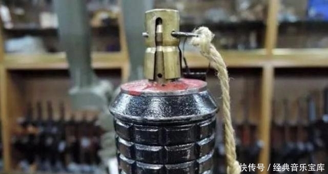 为什么二战时日本的手榴弹都要在钢盔上磕一下才扔出去