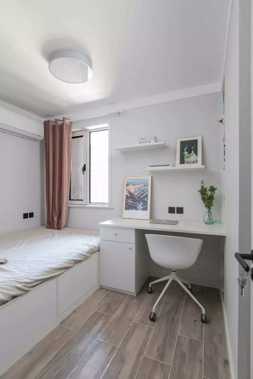 面积小的卧室床靠墙布置实用宽敞舒适