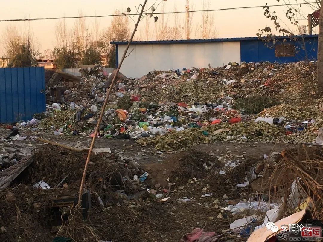 将垃圾隔离的是一堵围墙