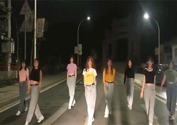 为了拍视频，8名女子竟躺在机动车道热舞！