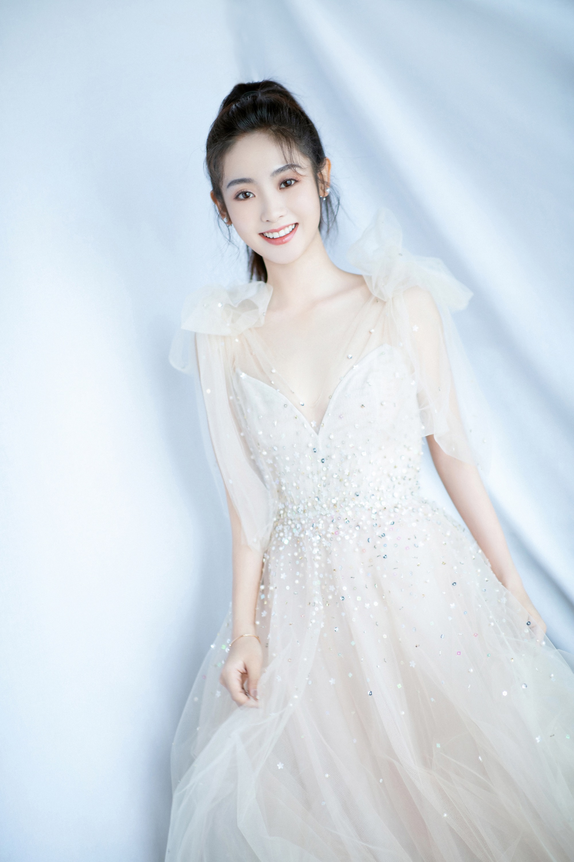 邢菲获颁年度潜力女演员殊荣 闪钻仙女裙造型吸睛