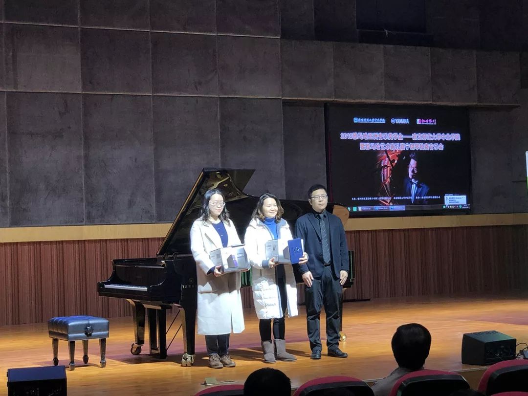 最后,雅马哈艺术家孔嘉宁与雅马哈cfx三角钢琴一起为大家带来了精彩的