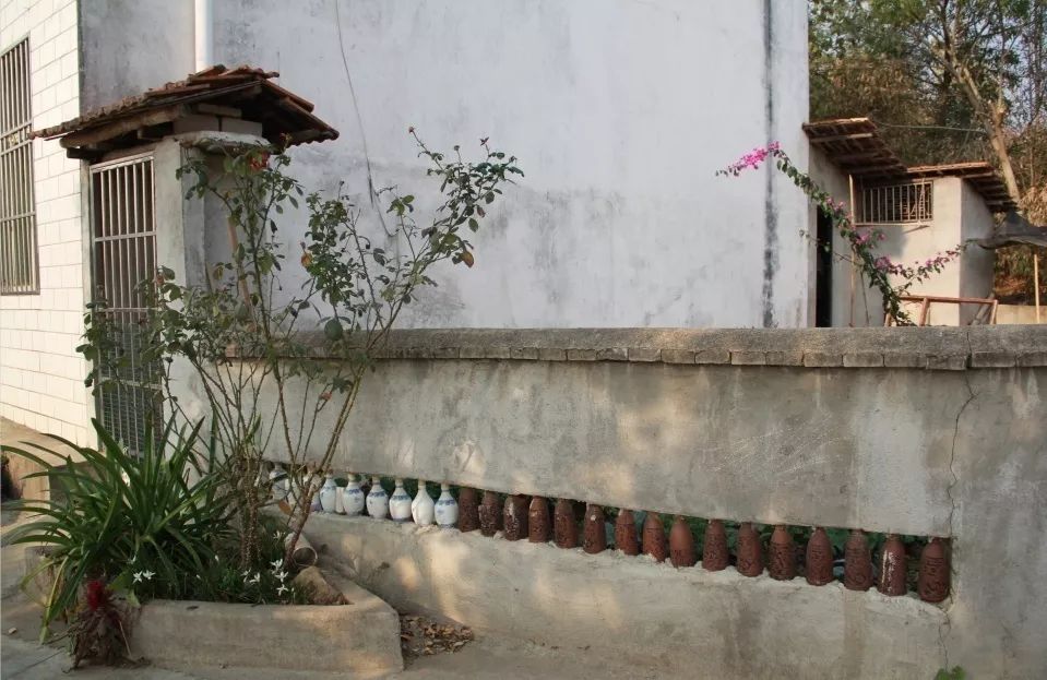 围墙上镶嵌的酒瓶,玻璃瓶