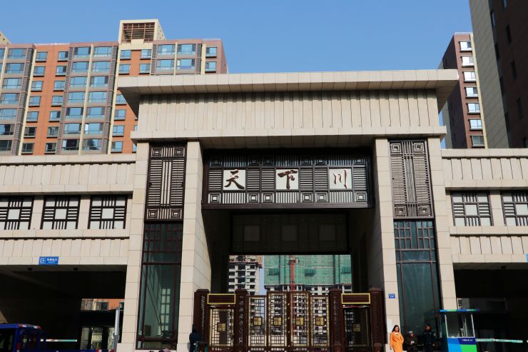 原本,两个大门是铁艺制造工艺,门头上的小区名字是亚克力发光字,且已