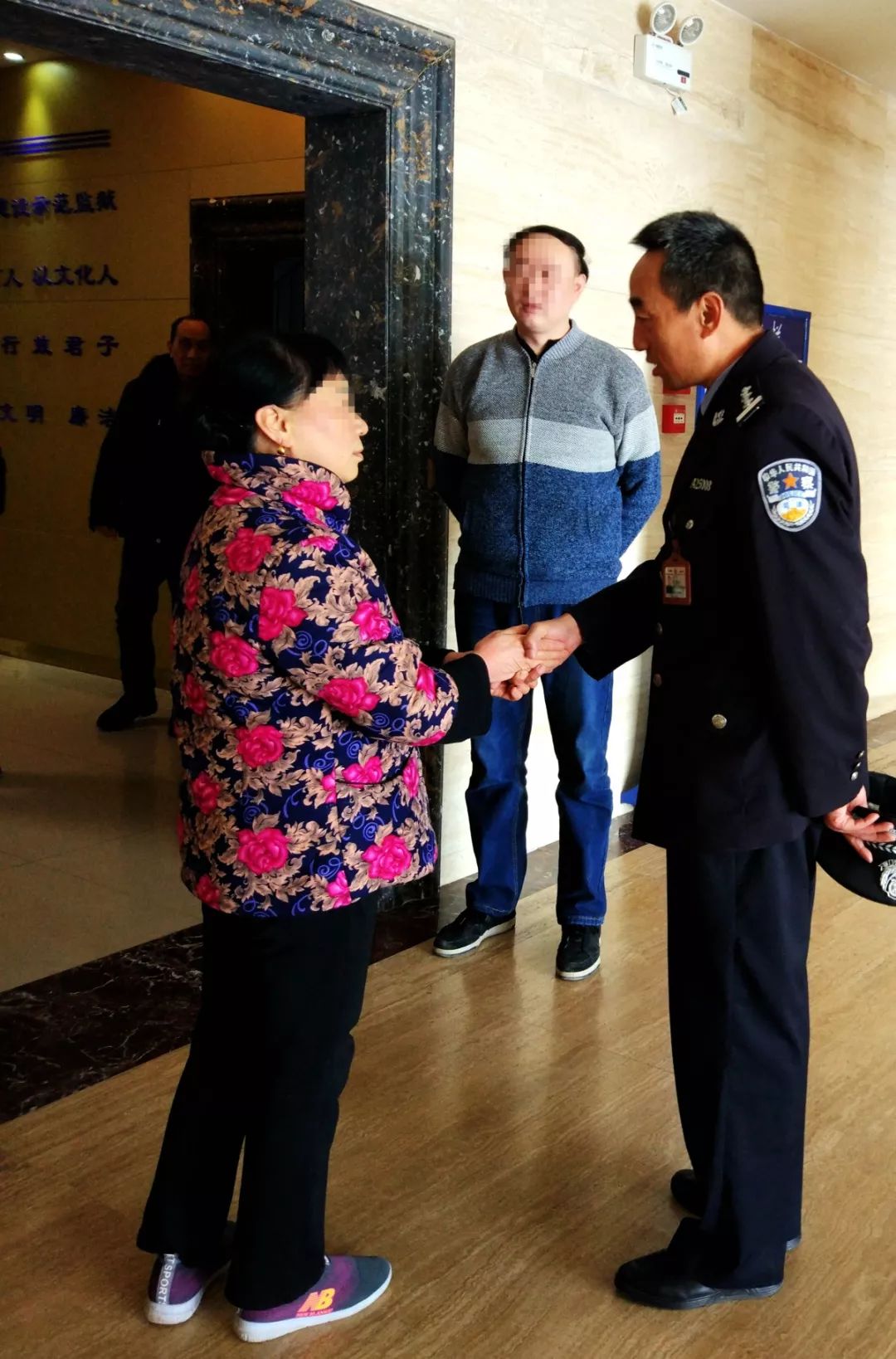 36年前被拐的他在河源监狱与父母相认让人泪目