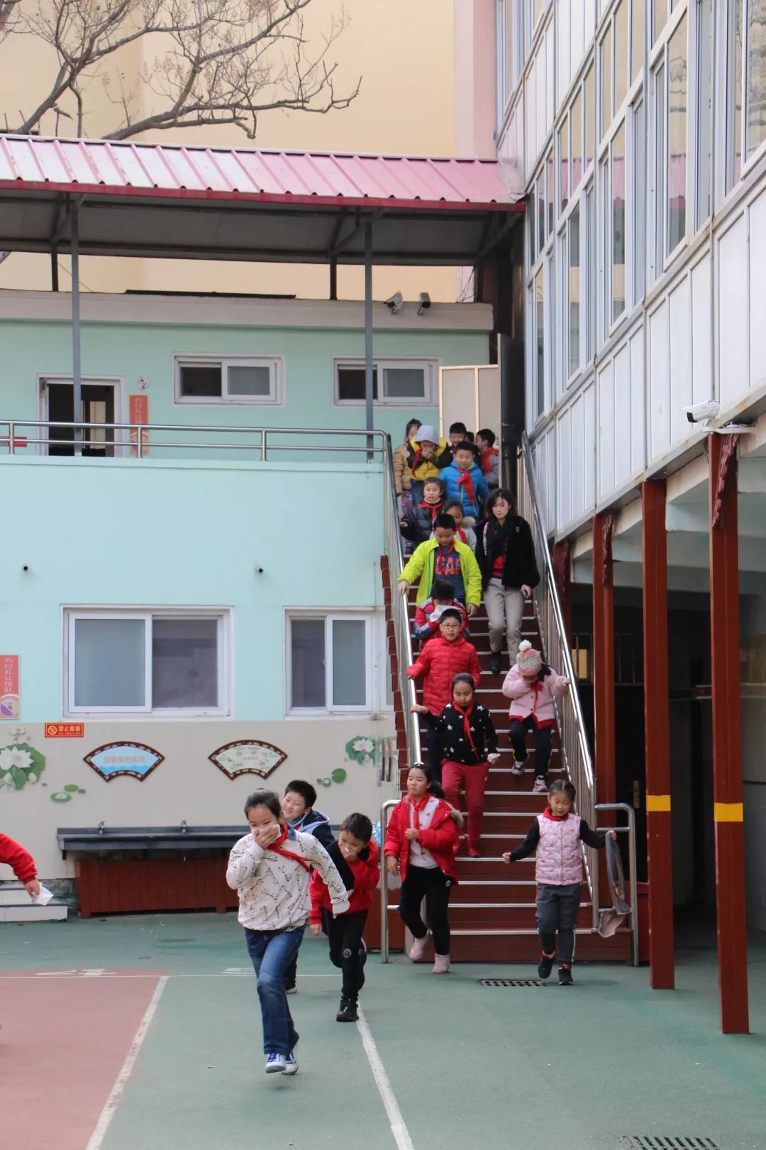 尚德思源德育青岛上海路小学开展防踩踏应急逃生演练活动