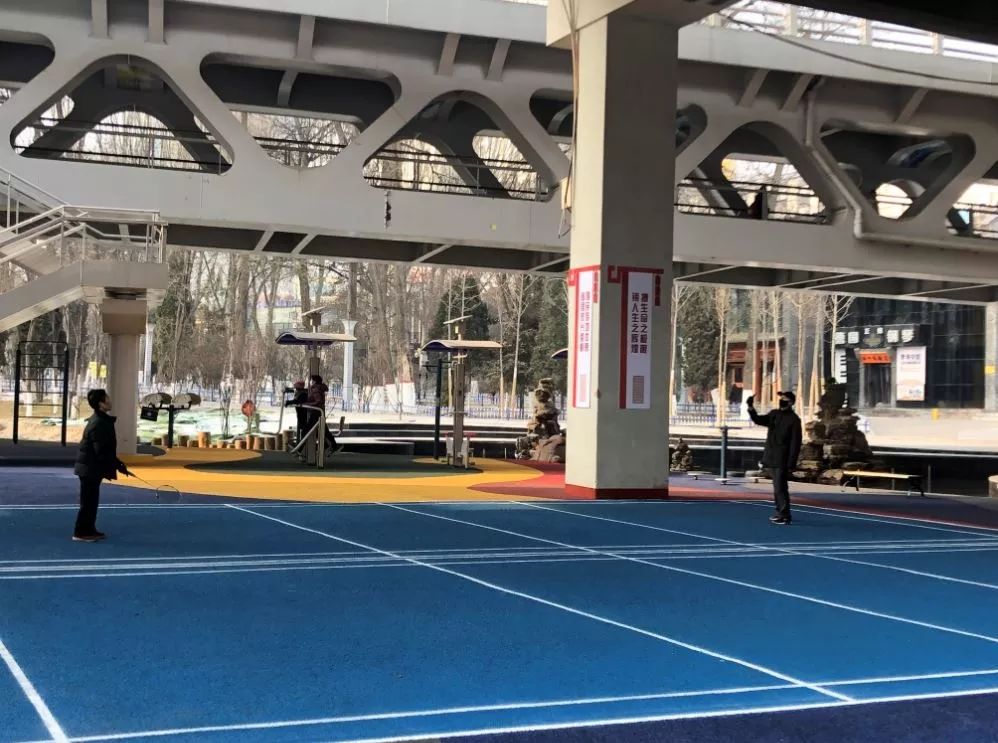 正在麒麟湾公园运动广场打羽毛球的市民据了解,麒麟湾公园修建运动