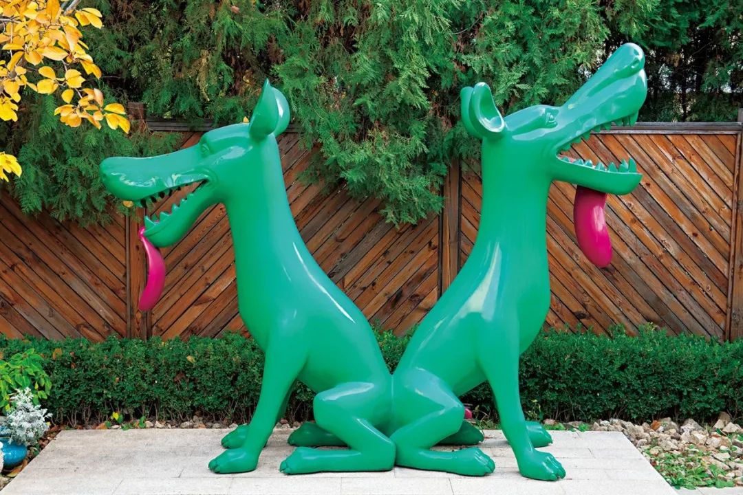 周春芽雕塑作品《两只绿狗》