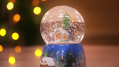 温暖的圣诞小屋里,那颗雪花纷飞的水晶球中也不只有圣诞老人们和这台