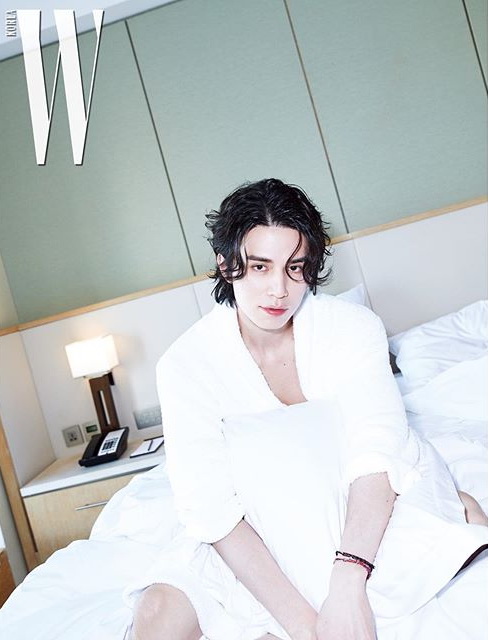 李栋旭登上杂志封面,大秀6块腹肌的好身材!