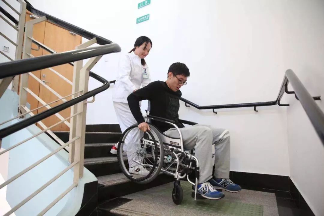 《讲大道生活》栏目主持人王阿姨与亲临现场与康复医院的专家和大家