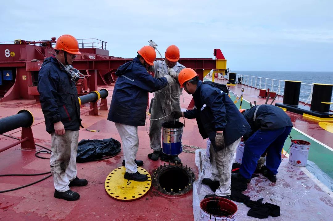 在轮机长的指导下,二管轮多次起动驳油泵抽排,将油舱内的残油存量降到