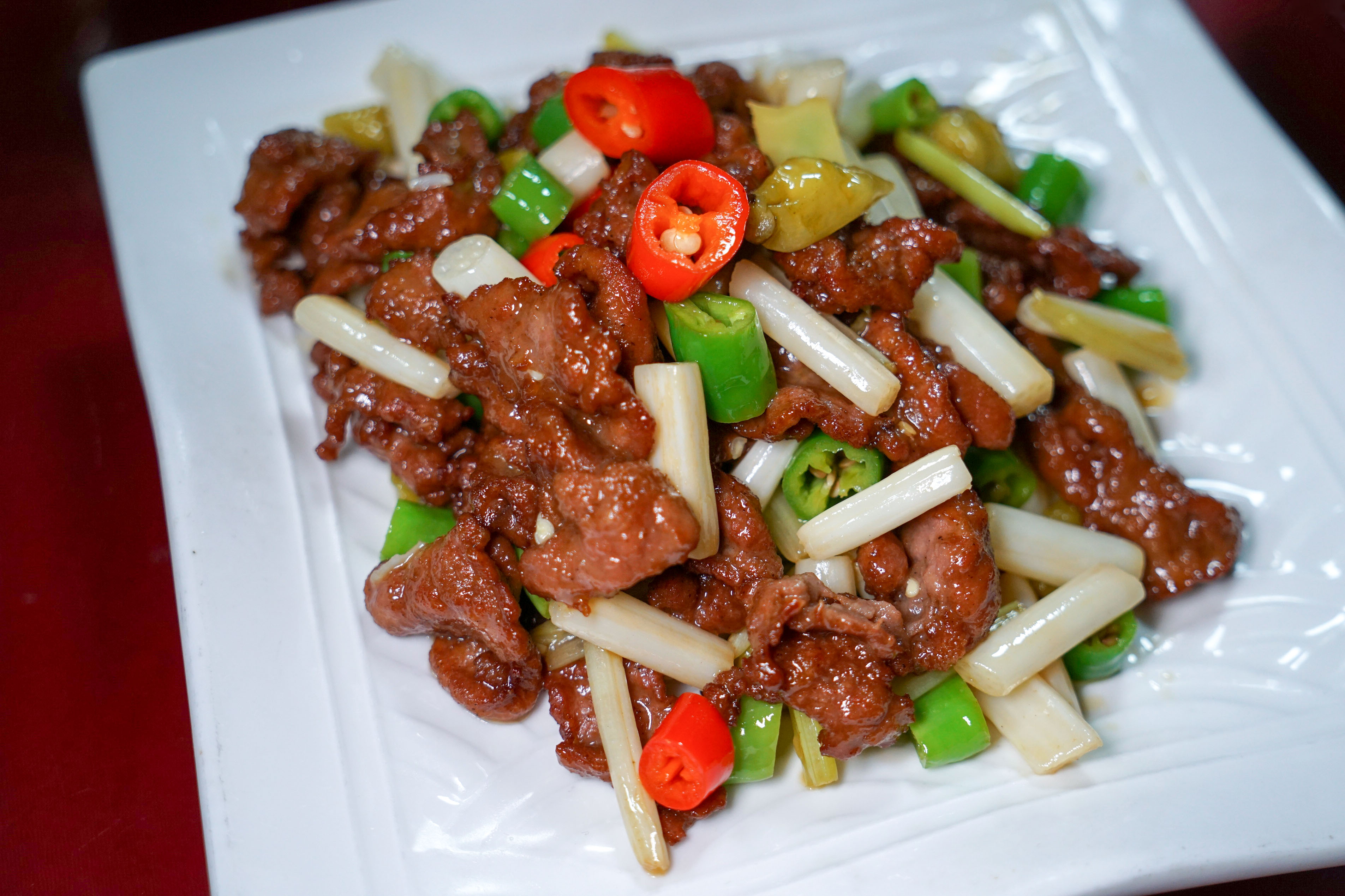 藕带炒牛肉跟黑椒牛肋骨,作为年轻人我更喜欢黑椒味十足 香嫩耐嚼的黑