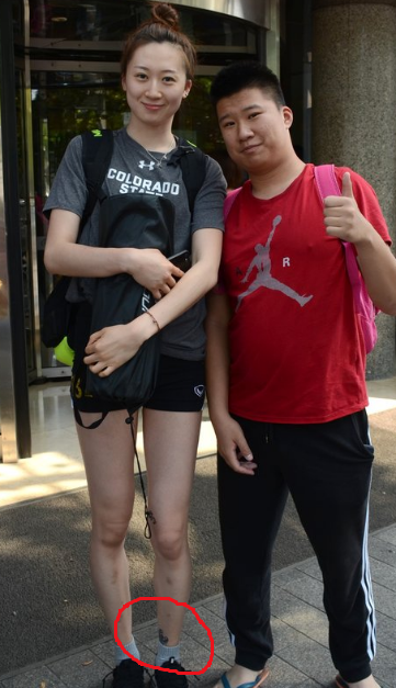 这个事情引发了很多人的关注,她是一个运动员,同时她也是一个普通的