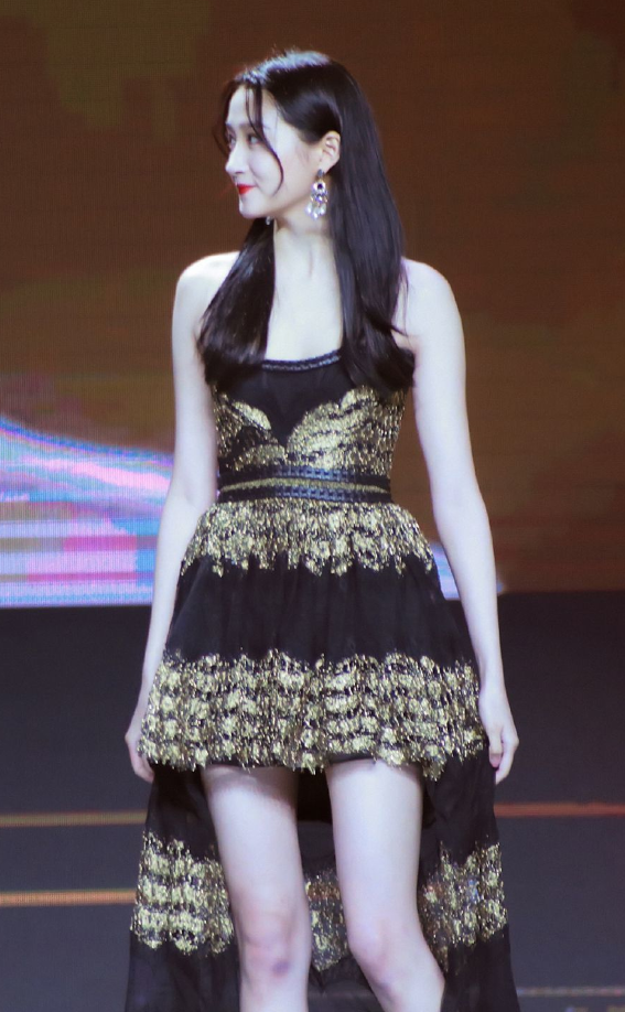 关晓彤当颁奖嘉宾,"黑金裙"彰显高贵气质,大长腿美出新高度