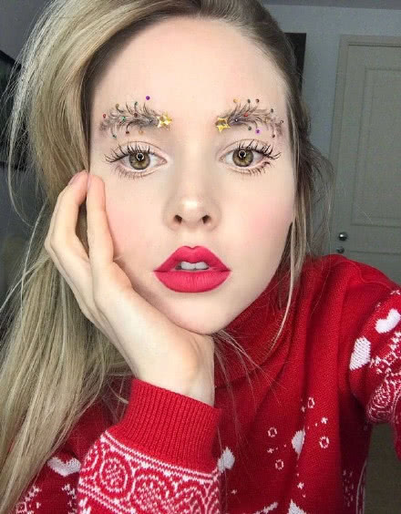 画到脸上,在眉毛上方涂鸦出圣诞帽是每年圣诞节经典妆容,既俏皮可爱又