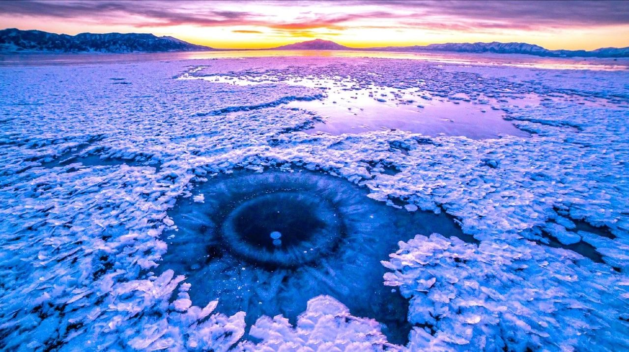 赛里木湖的冬天惊艳世界将蓝色发挥到极致美得冒泡泡