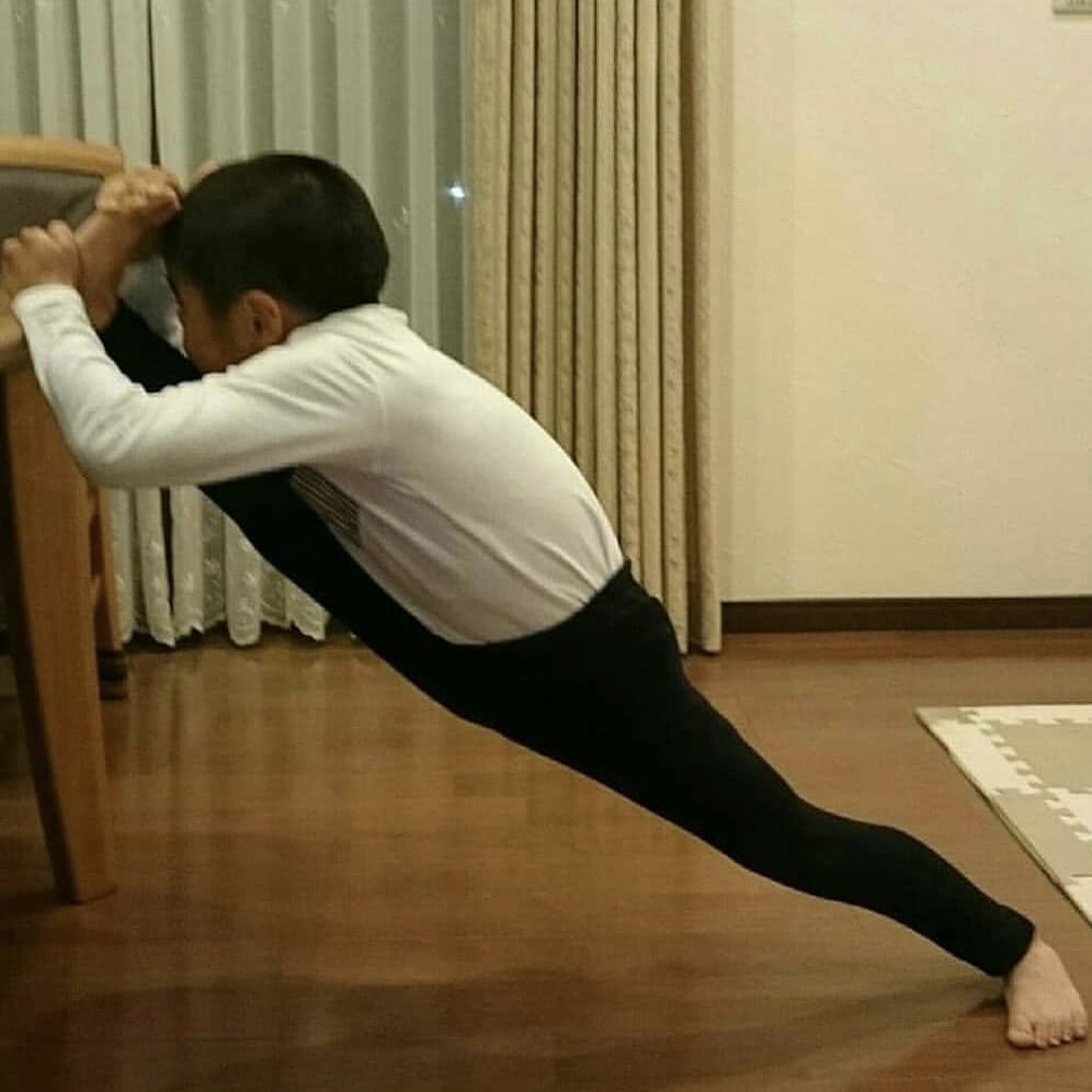 的日本小男孩完美再现《死亡游戏》,4岁开始练双节棍,9岁已经满身肌肉