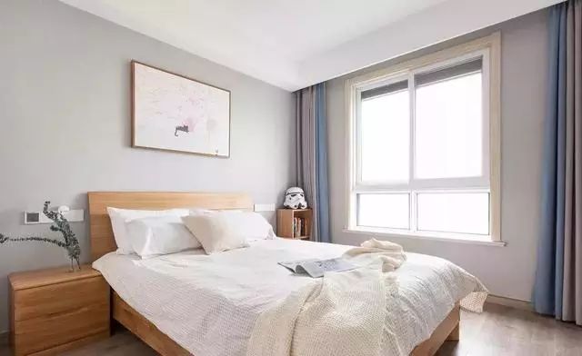 次卧 次卧设计白色 原木色,整体显得精巧干净.