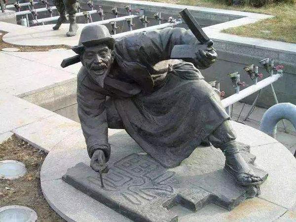 常家的开山人物是常连安,常连安的老师也是焦德海,他的儿子们和侯宝林