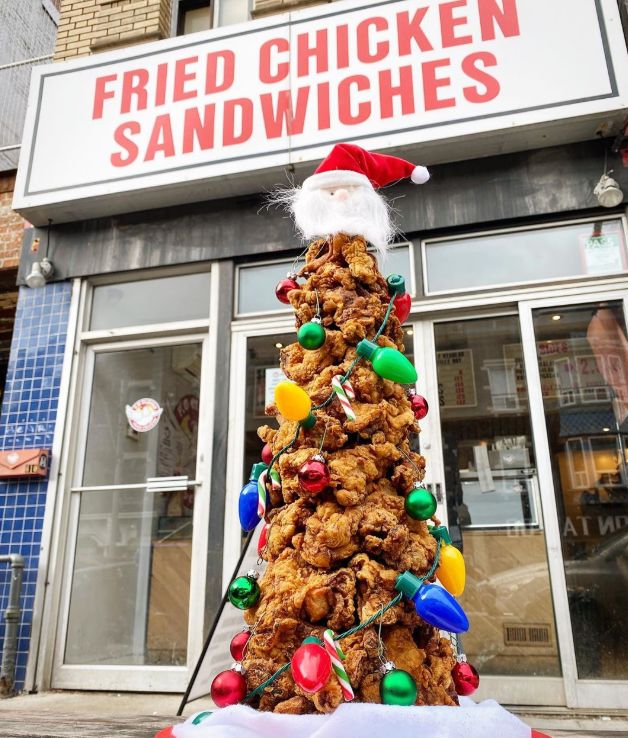 多伦多惊现一颗巨大的炸鸡腿圣诞树,引众人围观!_clucks
